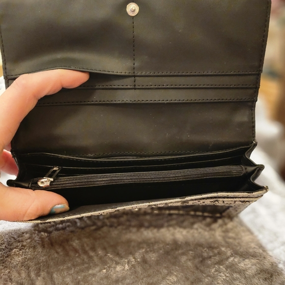 Guess Wallet - Picture 3 of 6